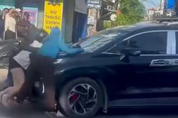 Công an xác minh clip ba người phụ nữ bám trên nắp capo ô tô đang chạy ở Hà Nội
