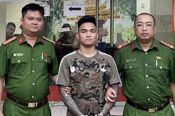 Bắt giữ thanh ni&ecirc;n 'xăm trổ' v&aacute;c điếu c&agrave;y đ&aacute;nh người tr&ecirc;n phố ở H&agrave; Nội