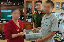 Vận động người dân bàn giao 2 cá thể rùa cổ sọc thuộc nhóm động vật quý hiếm