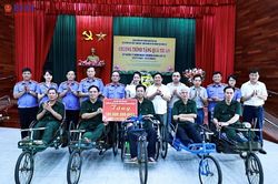 Tặng quà cho người có công với cách mạng nhân dịp kỷ niệm 79 năm ngày Thương binh - Liệt sĩ