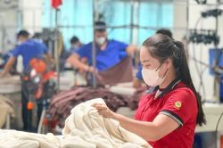 Dệt may Việt Nam: Tận dụng 'cửa sổ thuế quan,' nỗ lực vượt r&agrave;o cản địa ch&iacute;nh trị