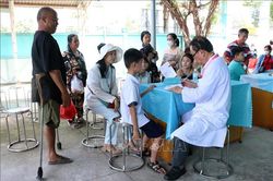 Khám sức khỏe, tặng quà cho trẻ em