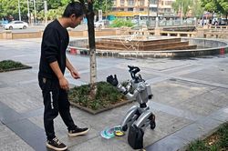 Chuyện lạ: Robot nhân hình ra đường... 'ăn xin' bằng mã QR
