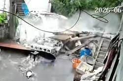 Nhà vệ sinh bất ngờ đổ sập, đè trúng người phụ nữ