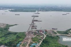 Hà Nội: Hình hài cầu vượt sông Hồng trị giá hơn 7.000 tỷ đồng sau 9 tháng