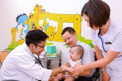 Điều cha mẹ cần biết: Trẻ dưới 6 tuổi cần khám sức khỏe định kỳ ít nhất 1 lần/năm