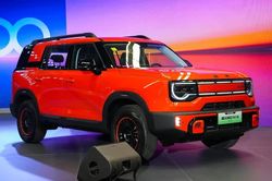 SUV địa hình động cơ hybrid, ngoại hình hầm hố, giá gần 440 triệu đồng