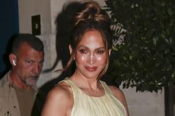 Jennifer Lopez hóa nàng thơ trong thiết kế bay bổng