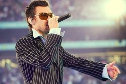 Harry Styles lập kỷ lục giữa tranh cãi giá vé