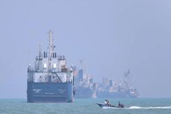 Vì sao hơn 100 triệu thùng dầu vẫn đi qua được eo biển Hormuz dù căng thẳng leo thang?