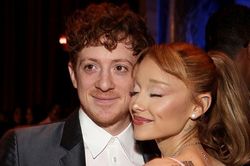 Nam diễn viên Ethan Slater lần đầu lộ diện sau tin chia tay Ariana Grande