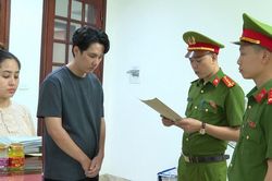 Thanh H&oacute;a: Khởi tố cặp đ&ocirc;i sản xuất hơn 70.000 hũ yến giả