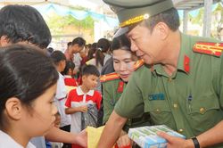 Người dân xã đảo tiền tiêu ấm lòng với 'Gian hàng 0 đồng - Vì bình yên Đất Mỏ'