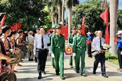 Phó Thủ tướng Hồ Quốc Dũng dự lễ truy điệu, an táng 18 hài cốt liệt sĩ quân tình nguyện hy sinh tại Campuchia
