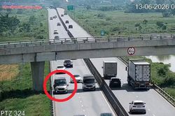 Dừng xe trên cao tốc cho khách vệ sinh, tài xế bị phạt 13 triệu đồng