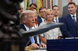 &Ocirc;ng Trump họp l&atilde;nh đạo c&aacute;c tập đo&agrave;n quốc ph&ograve;ng giữa lo ngại cạn kiệt kho t&ecirc;n lửa