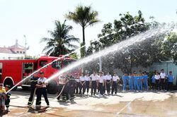 100 học sinh Chợ Mới trải nghiệm 'Một ng&agrave;y l&agrave;m chiến sĩ ph&ograve;ng ch&aacute;y chữa ch&aacute;y'