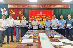 Hội Nh&agrave; b&aacute;o tỉnh Bắc Ninh ra mắt cuốn s&aacute;ch c&aacute;c t&aacute;c phẩm b&aacute;o ch&iacute; ti&ecirc;u biểu về chủ đề học tập, l&agrave;m theo B&aacute;c