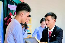 Trao bằng tốt nghiệp cho 152 học sinh Trường Trung cấp Kinh tế - kỹ thuật và đào tạo cán bộ hợp tác xã miền Trung - Tây Nguyên