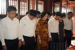 Phó Chủ tịch Quốc hội Nguyễn Thị Thanh dâng hương tưởng niệm Chủ tịch Hồ Chí Minh và tri ân liệt sĩ