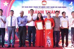 Mặt trận xã Vạn Ninh khánh thành công trình 'Đường cờ Tổ quốc' và 'Con đường tự quản'