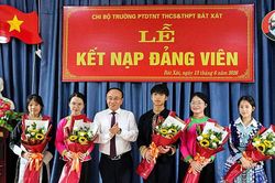 5 học sinh Trường Phổ th&ocirc;ng DTNT THCS v&agrave; THPT B&aacute;t X&aacute;t được kết nạp đảng