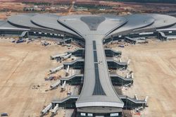 H&agrave;ng trăm qu&acirc;n nh&acirc;n hỗ trợ thi c&ocirc;ng s&acirc;n bay Long Th&agrave;nh để kịp tiến độ năm 2026