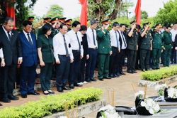 Phó Thủ tướng Hồ Quốc Dũng dự lễ viếng, truy điệu, an táng hài cốt liệt sĩ tại Gia Lai