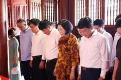 Phó Chủ tịch Quốc hội Nguyễn Thị Thanh dâng hương tưởng niệm Chủ tịch Hồ Chí Minh và tri ân các anh hùng liệt sĩ tại Điện Biên