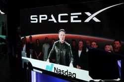 Cổ phiếu SpaceX tăng dựng đứng, tài sản Elon Musk gần bằng GDP Thụy Sĩ