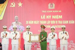 Trại giam Xuân Hà đón nhận Bằng khen của Thủ tướng Chính phủ