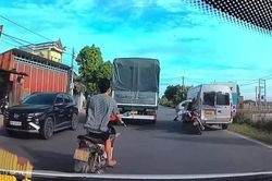 Tông vào xe khách đỗ ven Quốc lộ, đôi nam nữ tử vong tại chỗ