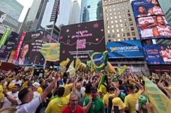 Cổ động viên Brazil 'hâm nóng' bầu không khí tại Quảng trường Thời đại
