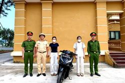Đi xe máy không đội mũ bảo hiểm, quay video đăng tải mạng xã hội bị Công an Lào Cai xử phạt
