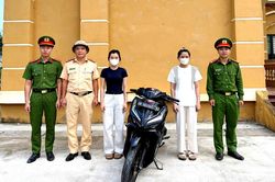 Đi xe m&aacute;y kh&ocirc;ng đội mũ bảo hiểm, quay video đăng tải mạng x&atilde; hội bị C&ocirc;ng an L&agrave;o Cai xử phạt