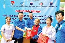 Khởi động chiến dịch t&igrave;nh nguyện h&egrave;