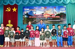 Trao 300 suất quà hỗ trợ học sinh khó khăn