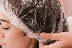 Nhuộm tóc đắt tiền vẫn nhanh phai, xơ xác? 5 quy tắc giúp giữ màu bền lâu, tóc bóng khỏe tự nhiên