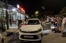 Chiếc KIA Soluto bị chặn lại, tài xế lộ 'bí mật động trời' trong ô tô