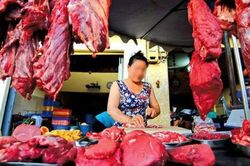 Tai sao ở chợ người bán thường treo thịt bò lên cao, thịt lợn thì bày dưới bàn? 90% người không biết lý do