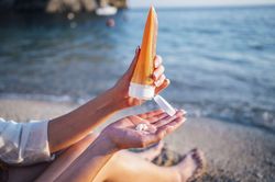 Đừng chỉ bôi kem chống nắng: Muốn đi biển không bị đen sạm, hãy làm thêm 7 việc này
