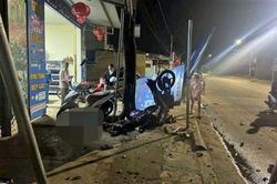 Xe máy tông vào gốc cây bên đường, hai thanh niên ở Đắk Lắk thương vong
