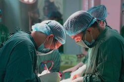 Bảo tồn tử cung cho người mẹ bị biến chứng sản khoa sau 3 lần sinh mổ