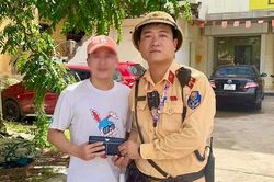 Hà Nội: Đánh rơi ví tiền gần 30 triệu, bất ngờ nhận lại sau chưa đầy 2 giờ