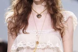 Xu hướng trang sức từ sàn diễn thời trang: Mặt dây locket trở thành tâm điểm