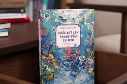 Nhấc Bút Lên Trong Đêm Cô Đơn: Những cảm xúc lơ lửng của tuổi trưởng thành