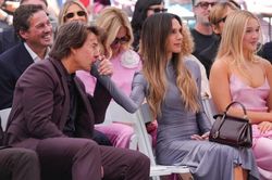 Khoảnh khắc nam t&agrave;i tử Tom Cruise h&ocirc;n tay vợ Beckham g&acirc;y tranh c&atilde;i