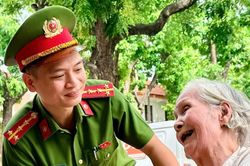 Giữa dòng người hối hả, các chiến sĩ Công an trở thành điểm tựa của người cao tuổi