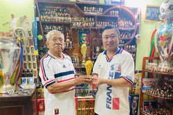 Chàng trai 36 tuổi Trần Đức Tuân và bộ sưu tập bóng đá có '1-0-2'