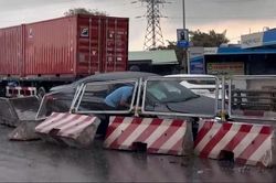 Cầu vượt Tân Thới Hiệp ùn tắc vì va chạm giữa container và ô tô
